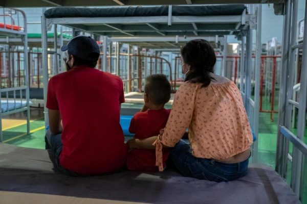 Une famille hondurienne attend dans le gymnase de Kiki Romero au Mexique, après avoir été renvoyée à la frontière entre les Etats-Unis et le Mexique au titre de l’arrêté « Title 42 ».