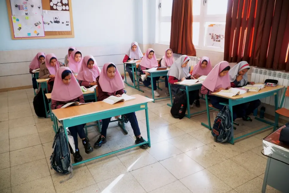 Des écolières afghanes réfugiées et iraniennes dans leur salle de classe à l’école.