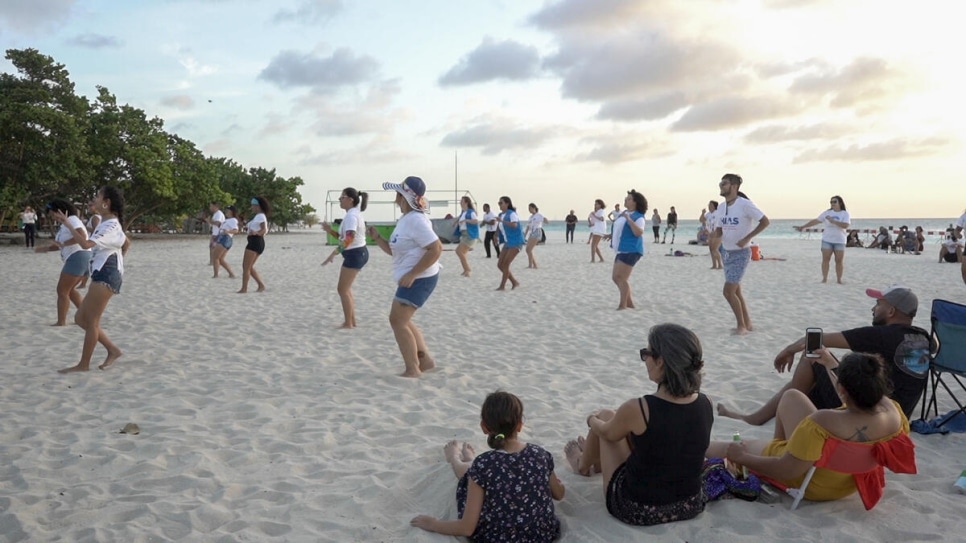 Locals and displaced people in Aruba marked World Refugee Day with a group dance on 31 May.