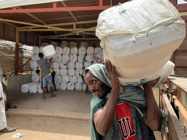 réfugiés éthiopiens reçoivent des articles de première nécessité dans l’Ethiopie