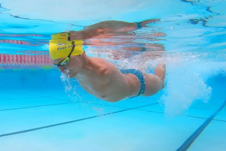 Afghan refugee swimmer who was born without arms swims in a pool