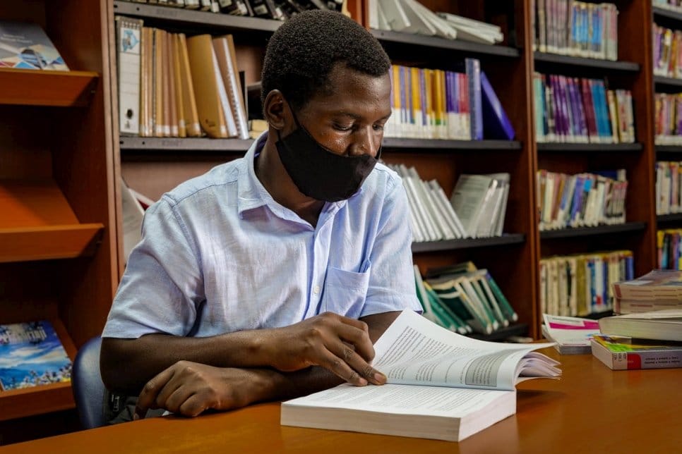 Haskins, un réfugié zimbabwéen, lit un ouvrage à la bibliothèque de l’université de Botho à Gaborone, au Botswana, où il étudie la gestion des affaires.