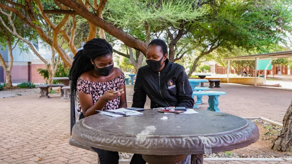 Linda, 22 ans, réfugiée burundaise, et Xolile, 19 ans, réfugiée zimbabwéenne, sont étudiantes en première année de médecine à l'Université du Botswana à Gaborone.