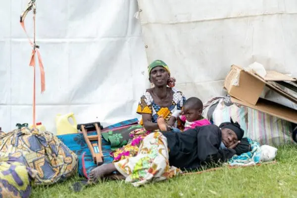 Des réfugiés congolais, qui ont fui l’éruption volcanique près de Goma, attendent de recevoir de l’aide à Rubabu, au Rwanda