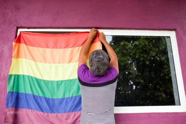 Un drapeau LGBTIQ est accroché sur une fenêtre à Mexico.