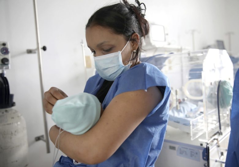 Dans un hôpital à Bogota, en Colombie, Yonielys Villegas, 25 ans, tient dans les bras son nouveau-né Emmanuel, qui bénéficiera d’une mesure spécifique destinée à accorder la citoyenneté aux bébés d’ascendance vénézuélienne