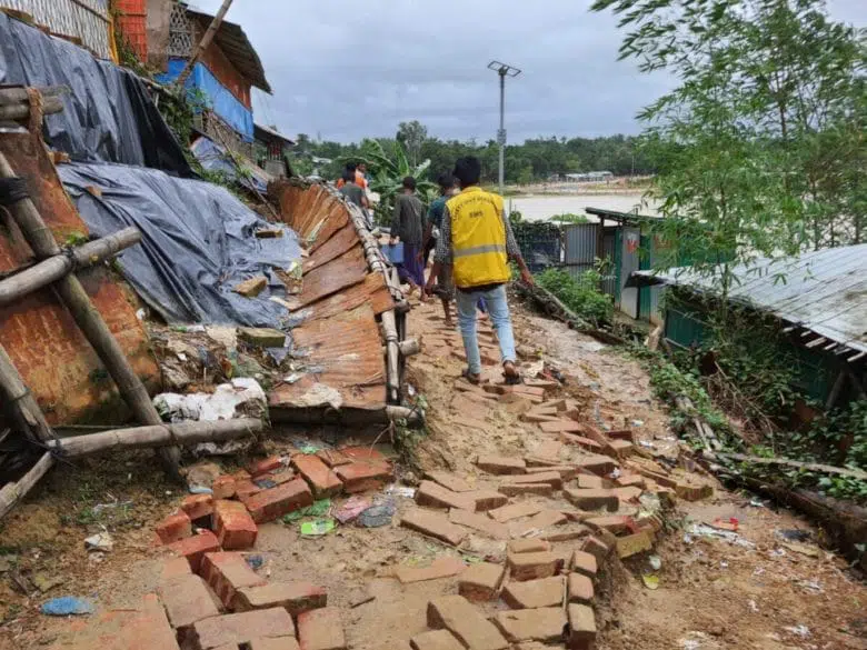 Des bénévoles réfugiés travaillent jour et nuit sous une pluie battante pour porter secours aux réfugiés bloqués par les inondations massives dans les camps.