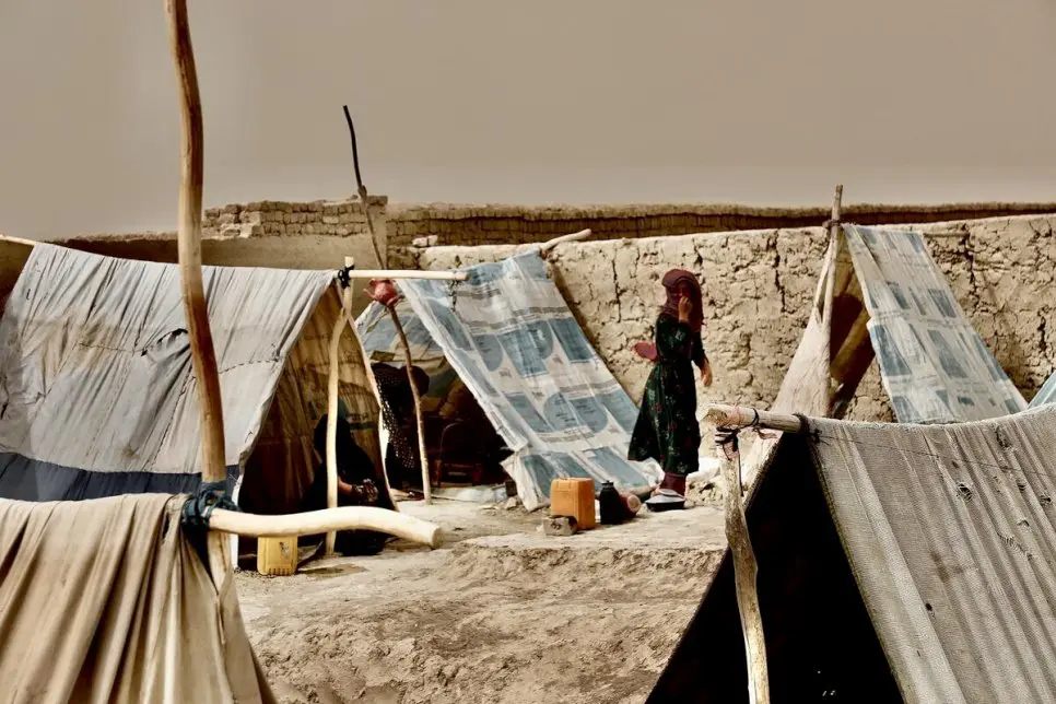 une femme dans un camps.