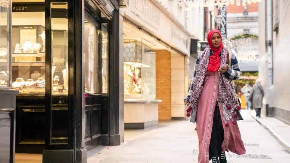 Ifrah Ahmed marche dans un marché.