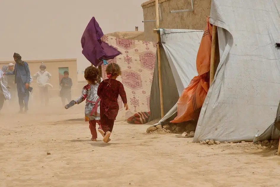 deux enfants courrent.