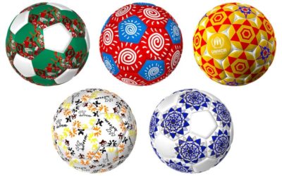 Cinq ballons de football illustrés par de jeunes artistes pour collecter des fonds au profit de programmes sportifs destinés aux réfugiés