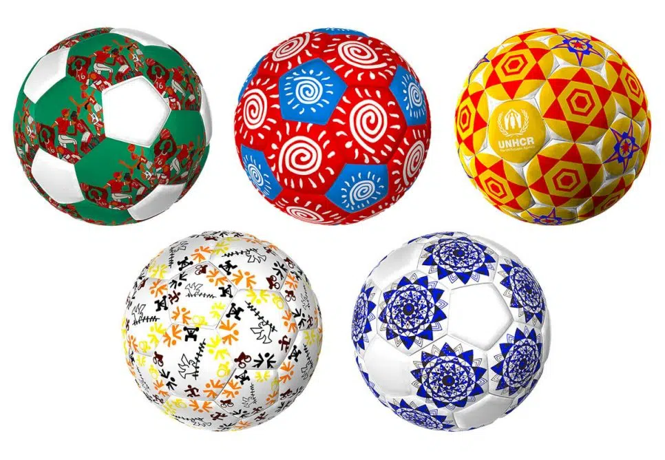 Cinq ballons de football illustrés par de jeunes artistes pour collecter des fonds au profit de programmes sportifs destinés aux réfugiés