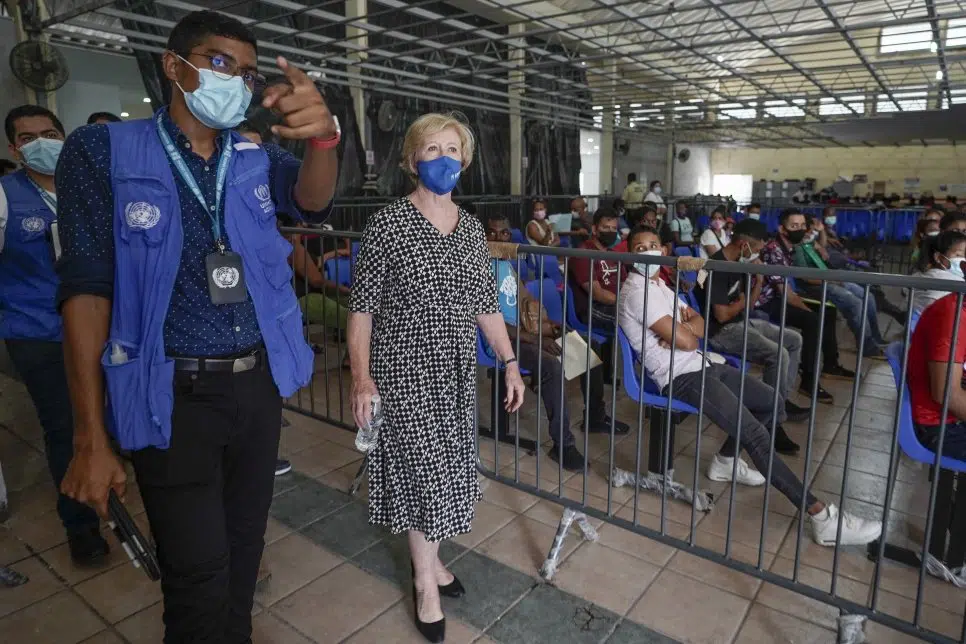 Gillian Triggs visite un centre d'accueil