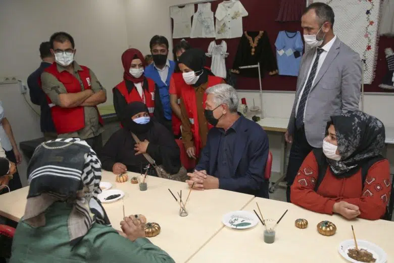 UN High Commissioner for Refugees Filippo Grandi visited the Turkish Red Crescent’s community centre in Şanlıurfa and met with refugees there