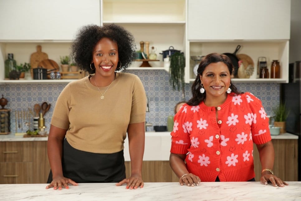 Hawa Hassan et Mindy Kaling font équipe pour cuisiner un plat de pâtes somaliennes sur BuzzFeed Tasty