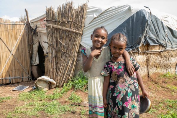 Deux jeunes filles réfugiées devant leur abri dans le camp de réfugiés d’Um Rakuba, dans l’est du Soudan