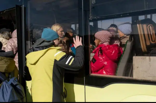 Un père fait ses adieux à sa famille