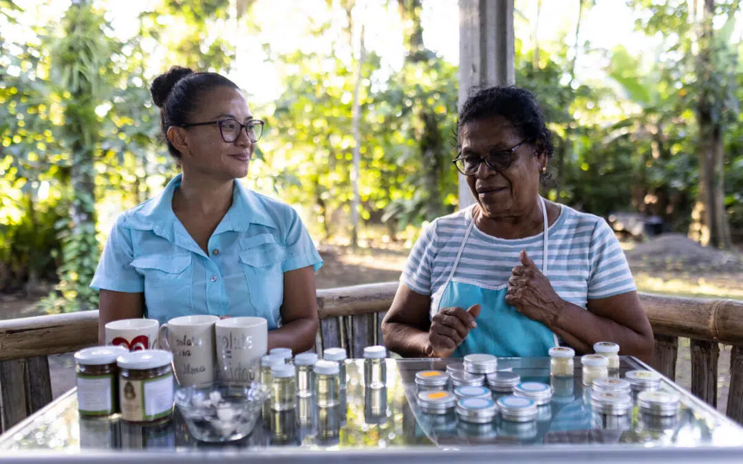 Des femmes costariciennes et des requérantes d’asile s’unissent pour sauver une plantation de cacao
