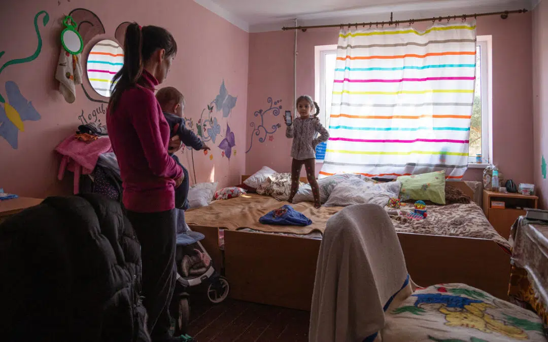 Une résidence universitaire dans l’ouest de l’Ukraine offre un refuge aux familles fuyant le conflit