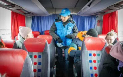 Des réfugiés fuyant l’Ukraine vers la Moldavie poursuivent leur route vers la Roumanie