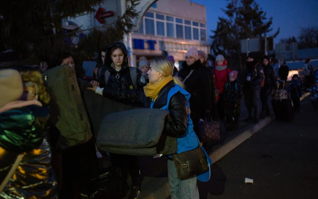 Le HCR alerte sur une hausse des besoins en Ukraine et dans les pays voisins et appelle à la cessation des hostilités