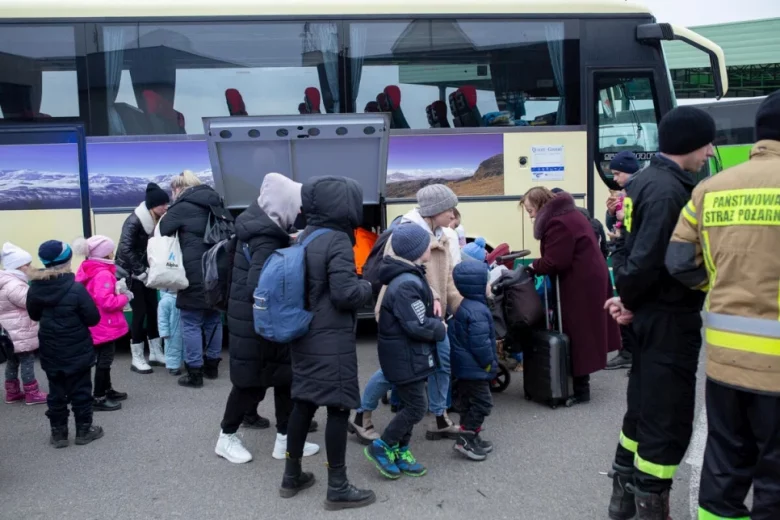 Des réfugiés en provenance d’Ukraine arrivent en Pologne au poste frontière de Medyka