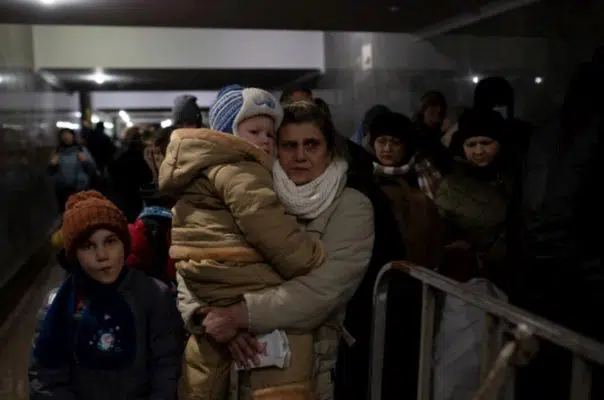 Une mère attend avec sa famille