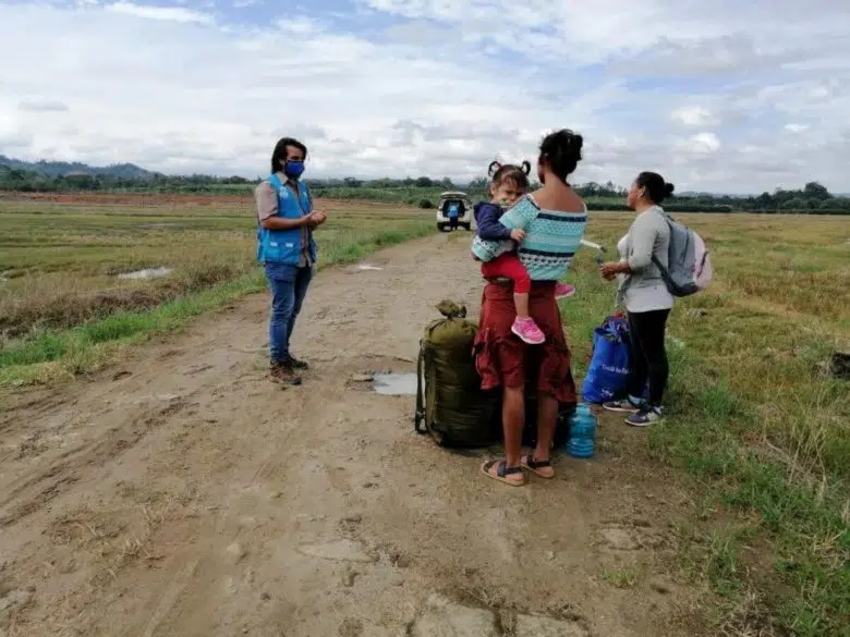 Une famille nicaraguayenne s'entretient avec un employé du HCR.