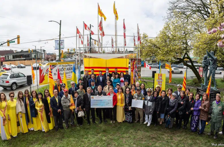 BC Vietnamese Canadian group with large cheque