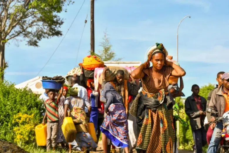 Families entering Uganda.