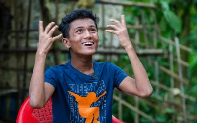 Rohingya boy learns language of photography