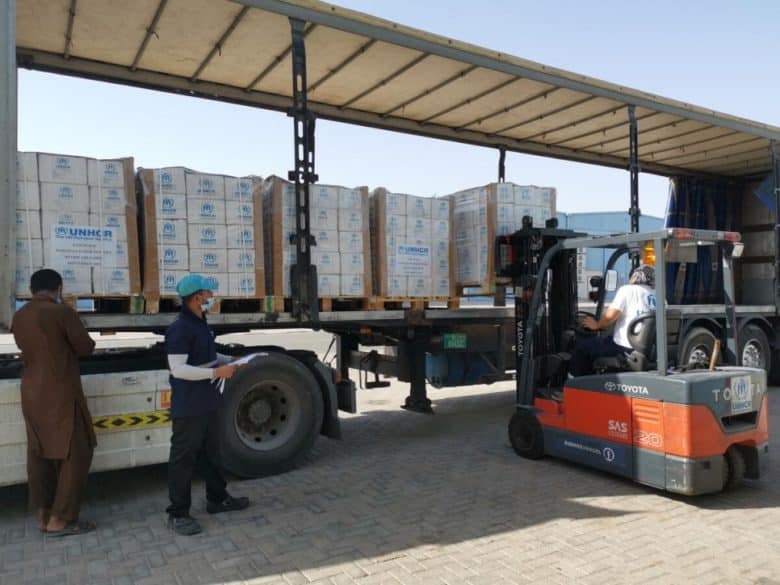 Des articles de secours sont chargés depuis le stock mondial du HCR à Dubaï à destination des victimes des inondations à Karachi, au Pakistan. © HCR © 