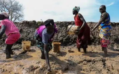 Displaced women in South Sudan work to hold back floodwaters
