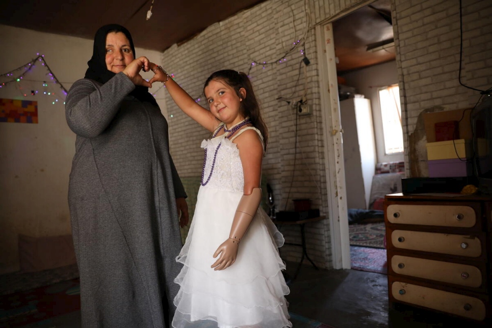 Sarah et sa mère Safiyah dans leur appartement à Beyrouth, la capitale libanaise.