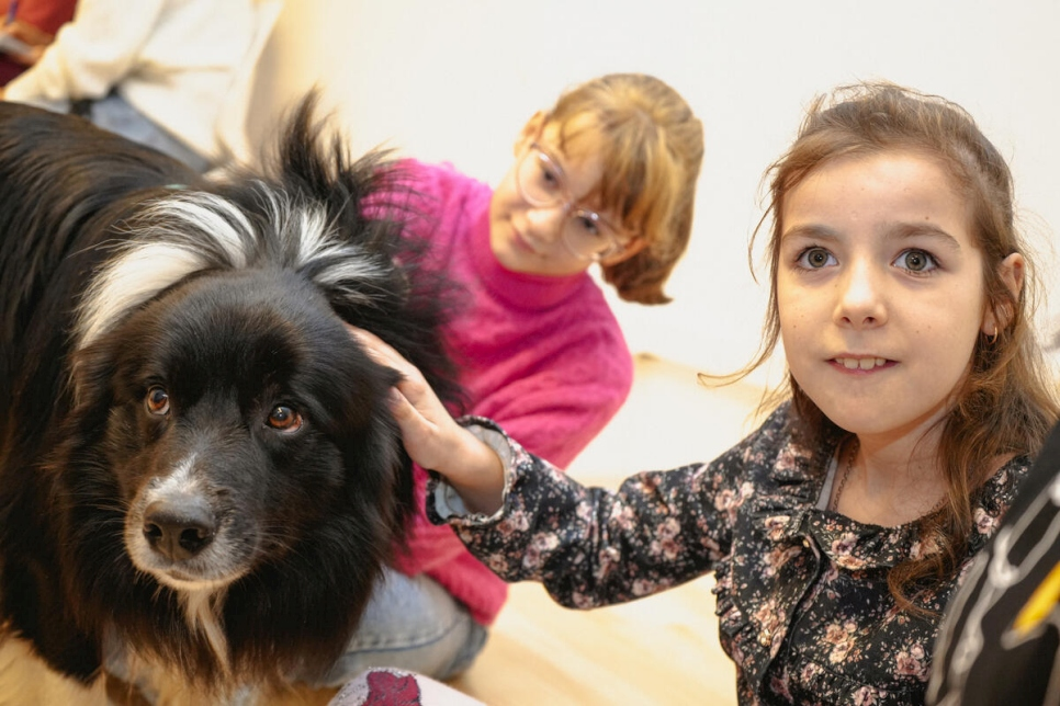 Ukrainian refugees relieve stress with a support dog named Noir