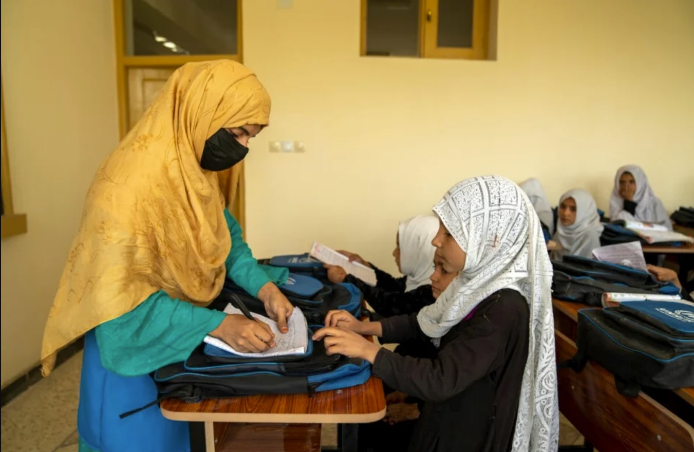 A female Afghan volunteer engaged in a UNHCR-supported education project in Jalalabad, Afghanistan.   © UNHCR/Oxygen Film Studio