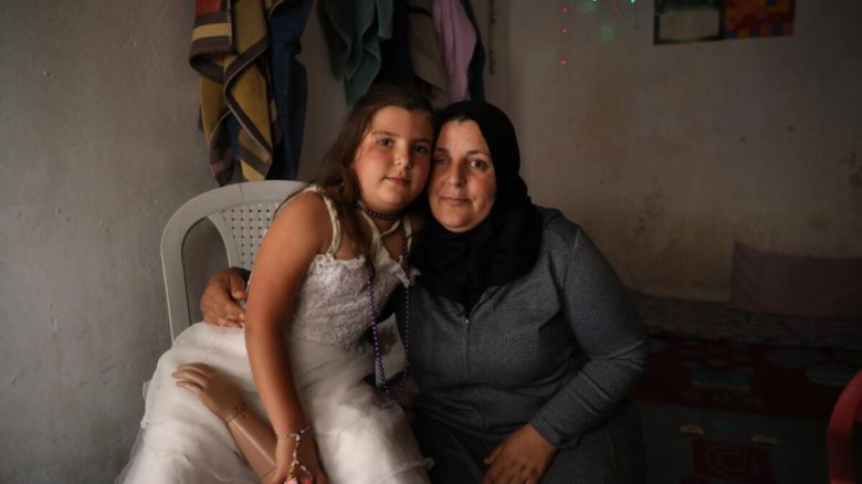 Sara and her mother who spend most of the time together © UNHCR/Houssam Hariri
