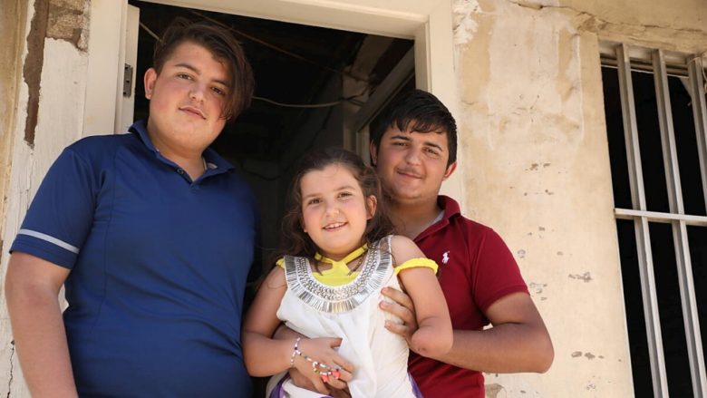 Sarah with her two older brothers Doreyd (left) and Rabih (right). © UNHCR/Houssam Hariri