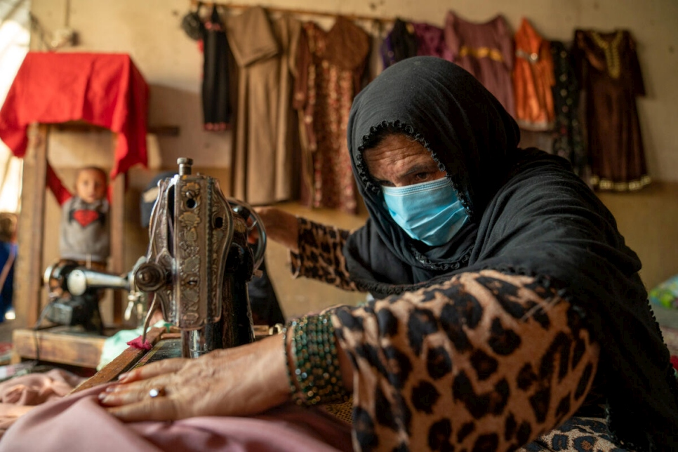 Les femmes afghanes visées par l’interdiction de travailler et d’étudier imposée par les talibans craignent pour leur avenir