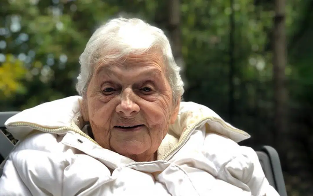 Helga Loevinsohn, une survivante de la période nazie âgée de 98 ans, fait don de l’indemnité qu’elle a reçue du gouvernement allemand pour aider les jeunes réfugiés