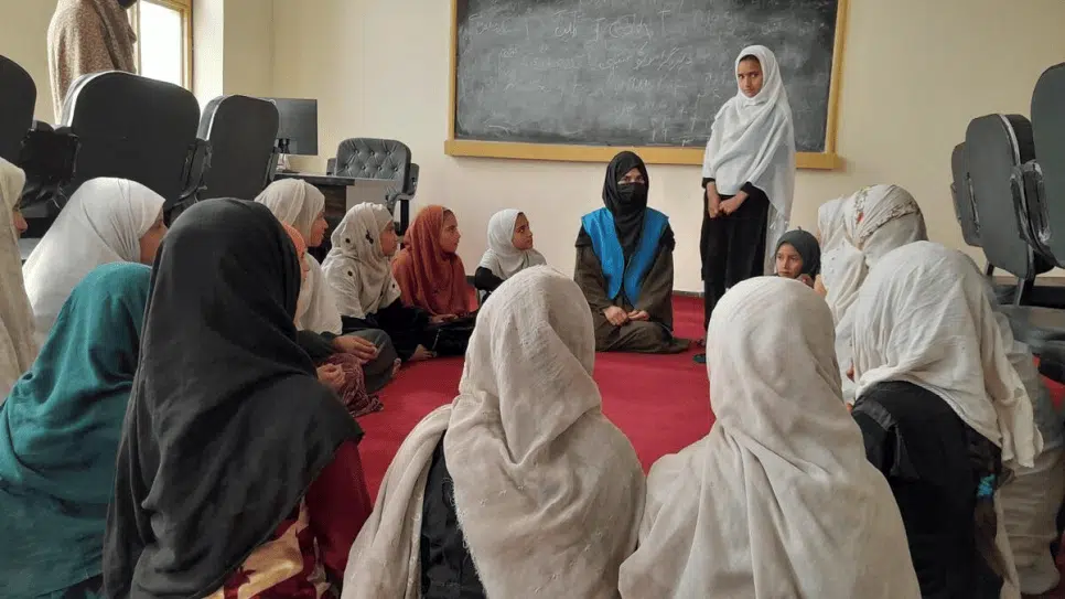 Une ancienne réfugiée, devenue enseignante bénévole, contribue à la scolarisation d’autres jeunes filles afghanes