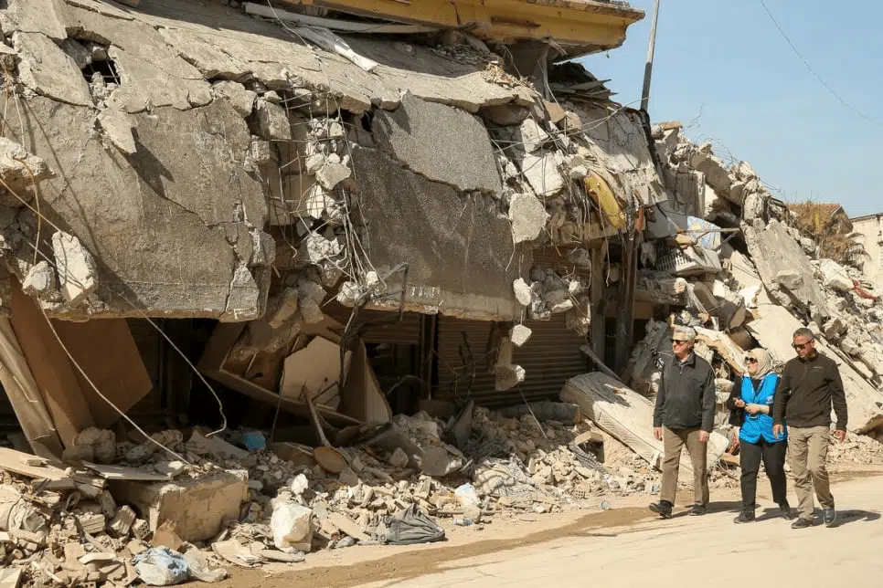 Le chef du HCR appelle à davantage de soutien pour les survivants en visite dans les zones dévastées par le séisme en Türkiye et en Syrie