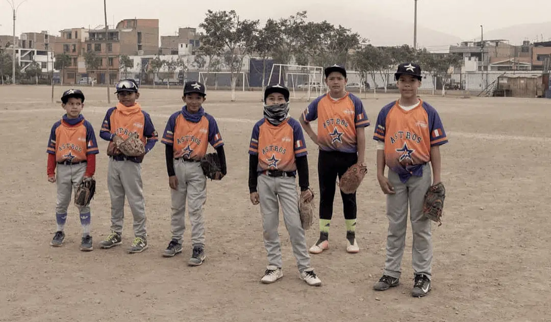 Grâce au baseball, des enfants réfugiés et migrants vénézuéliens se sentent plus chez eux au Pérou