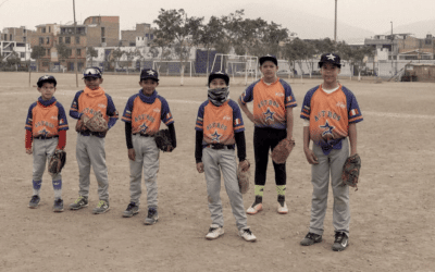 Grâce au baseball, des enfants réfugiés et migrants vénézuéliens se sentent plus chez eux au Pérou
