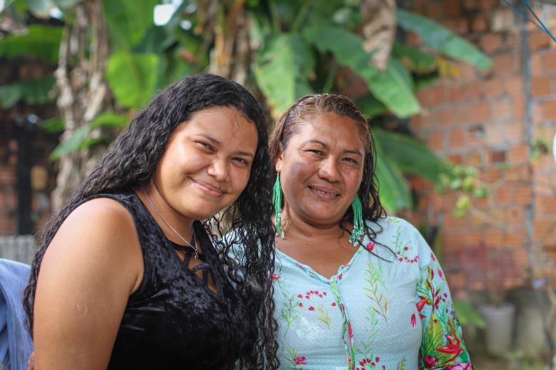 Deisy et Daisy : la mère (à droite) a inspiré sa fille pour soutenir la communauté des réfugiés et des migrants à Manaus.