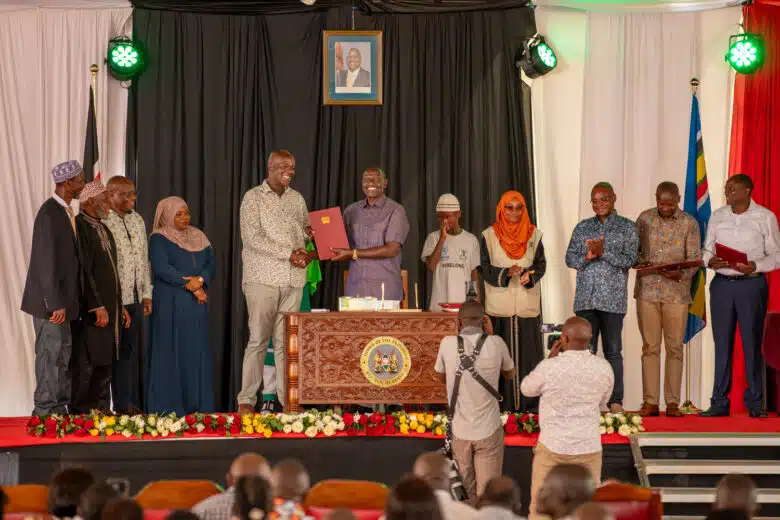 At a ceremony in Kilifi on 28 July, President William Rut and government officials witnessed the signing of a proclamation officially recognizing the Pemba as Kenyan Citizens.
© UNHCR/Charity Nzomo