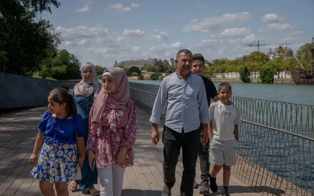 Nouveau départ en Espagne pour une famille de réfugiés syriens suite au séisme qui a frappé la Türkiye