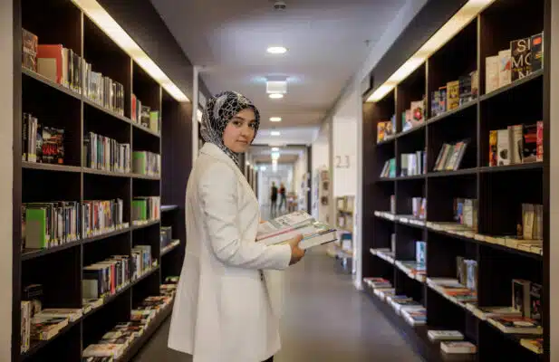 Nilab visits a library in Berlin, Germany.

© UNHCR/Gordon Welters