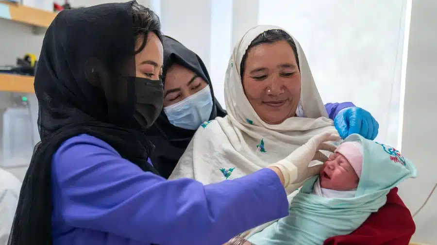 Un projet de formation de sages-femmes pour lutter contre les taux élevés de mortalité maternelle et infantile en Afghanistan