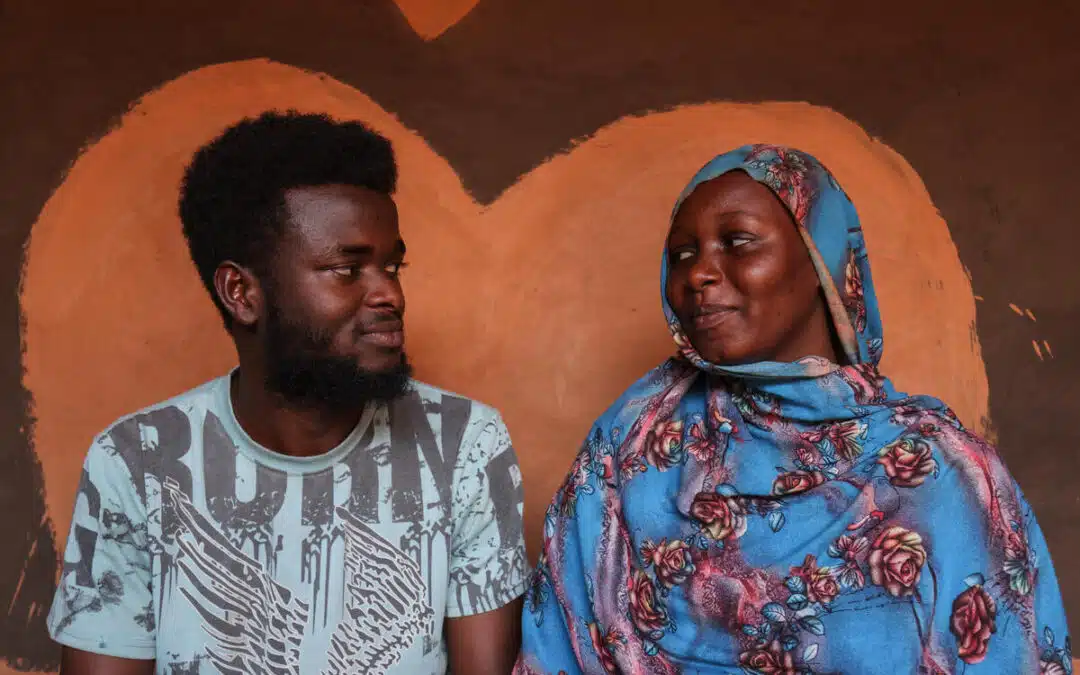 Un jeune couple uni et amoureux malgré leur fuite du Soudan pour trouver refuge en Éthiopie